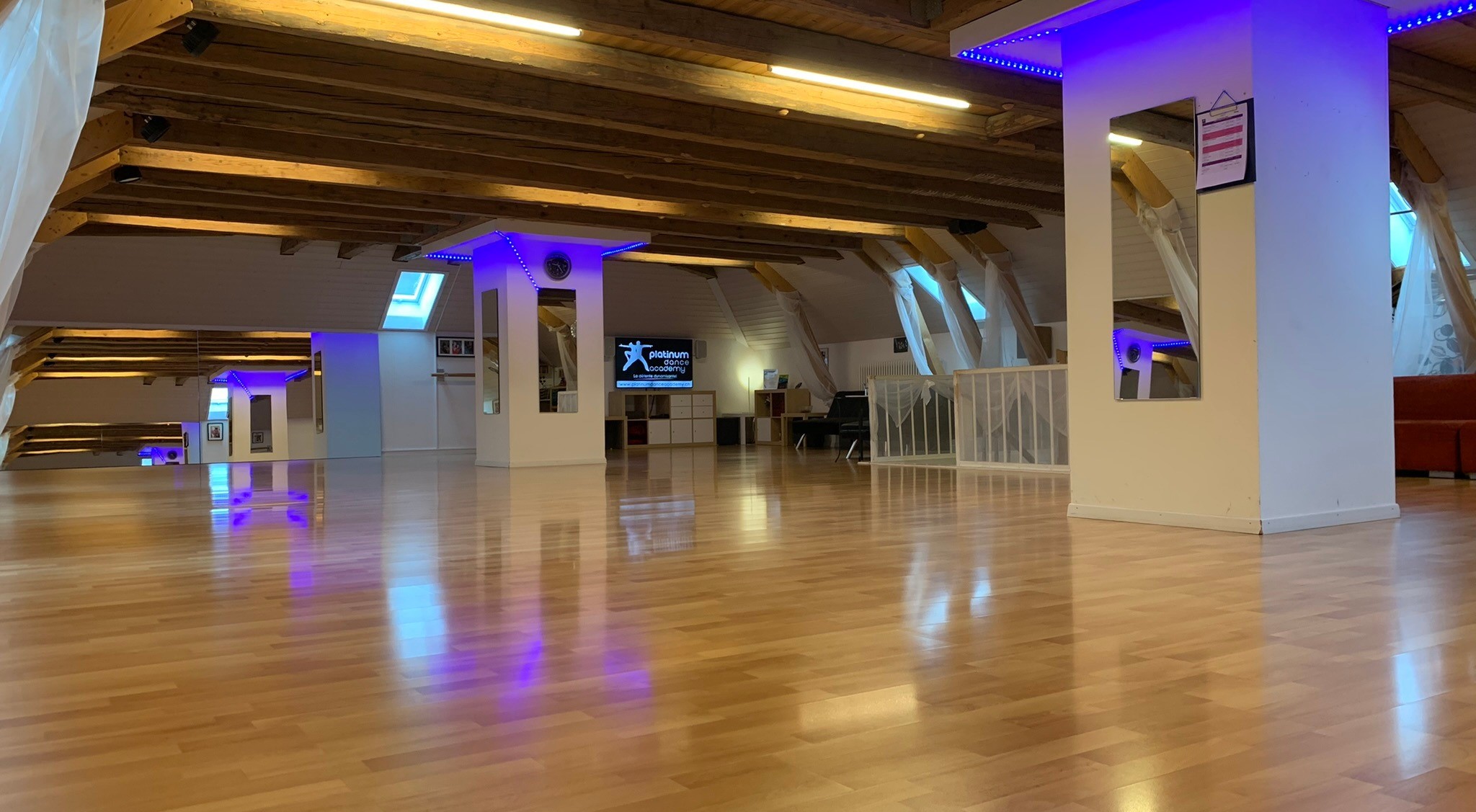 La salle principale de Platinum Dance Academy à Villeret